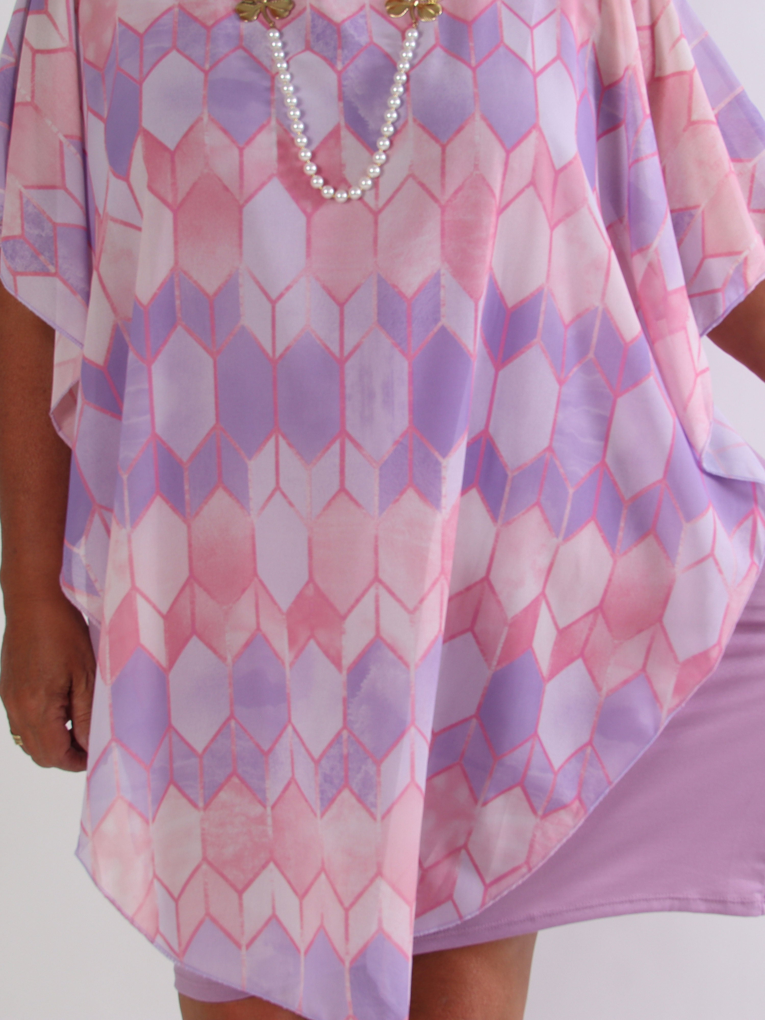 Kenya Pattern - Plus size kjole med et let mønstret chiffonstykke